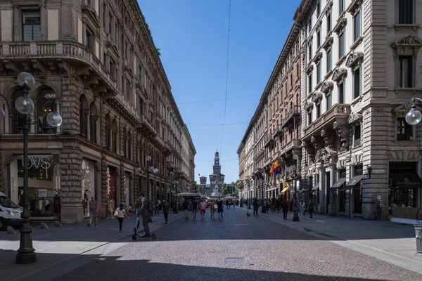 Milan, Italie - 30 juin 2019 : Vue de la rue Via Dante — Photo