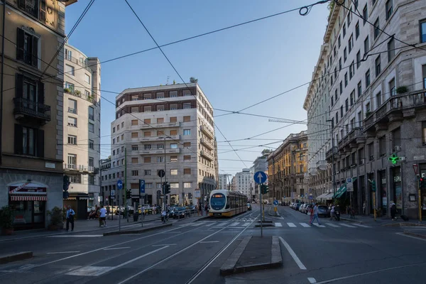 Milan, Italie - 30 juin 2019 : Vue de la rue Via Larga — Photo