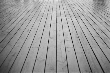 Şehir merkezinde ahşap teras.