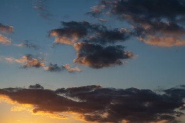 Kısmi bulutlar gökyüzünde gündoğumu