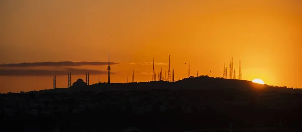 イスタンブルでの日の出とモスクと都市のシルエット — ストック写真