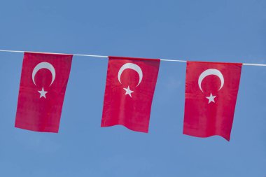 mavi gökyüzünde Türk bayrakları