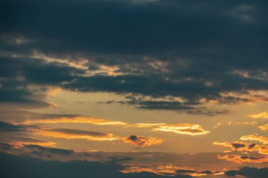 gökyüzü bulutlu havalarda, Hava hareketleri