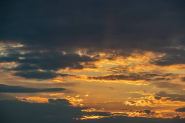 gökyüzü bulutlu havalarda, Hava hareketleri