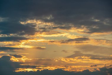 gökyüzü bulutlu havalarda, Hava hareketleri
