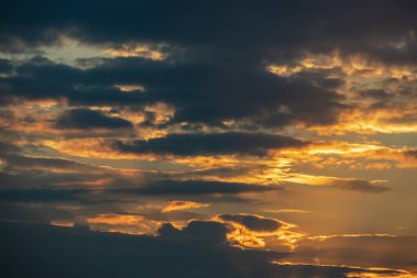 gökyüzü bulutlu havalarda, Hava hareketleri