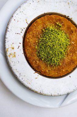 Türk Knefe, sıcak ve peynirli Güneydoğu tatlı