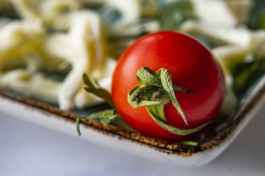 Kırmızı küçük domates kadar kapatın