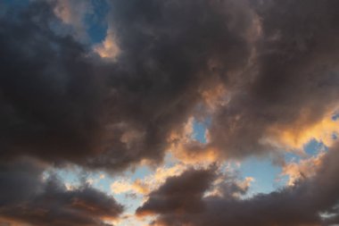 gökyüzü bulutlu havalarda, Hava hareketleri