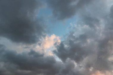 gökyüzü bulutlu havalarda, Hava hareketleri