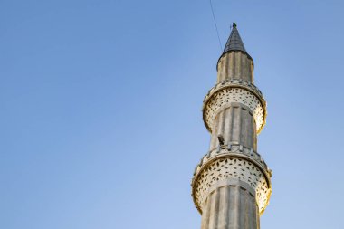 camii minaresi ve mavi gökyüzü