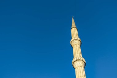camii minaresi ve mavi gökyüzü
