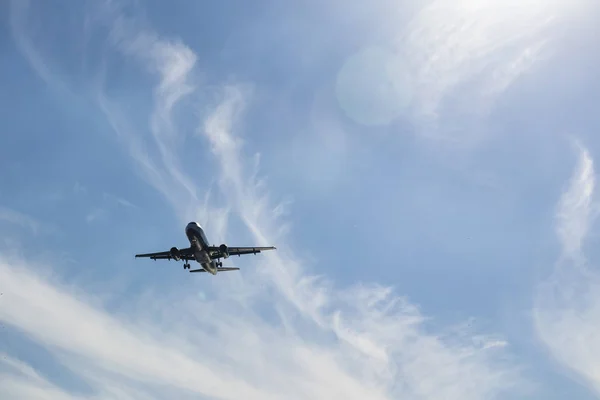 Samolot Błękitne Niebo — Zdjęcie stockowe