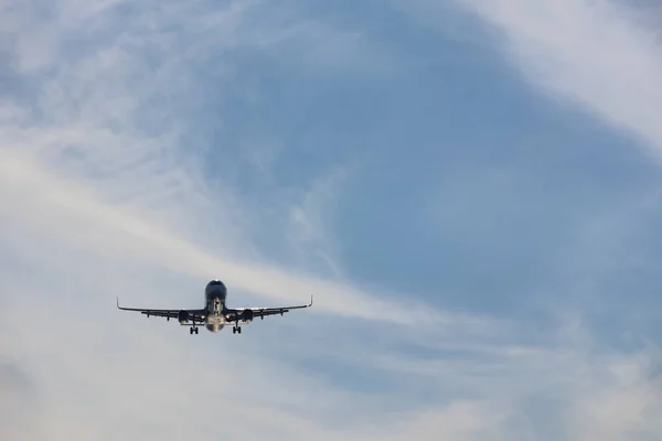 Samolot Błękitne Niebo — Zdjęcie stockowe