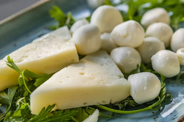 Белый Сыр Тарелке — стоковое фото