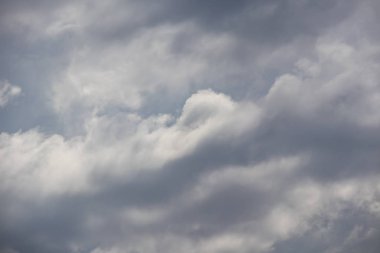 gökyüzü bulutlu havalarda, Hava hareketleri