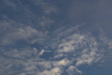  gökyüzü bulutlu havalarda, Hava hareketleri