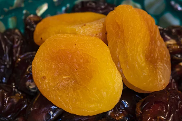 말린된 살구를 접시에 과일을 — 스톡 사진