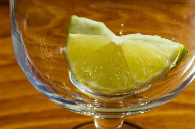 Cam kadeh içinde elma ve limon dilim kadar kapatın