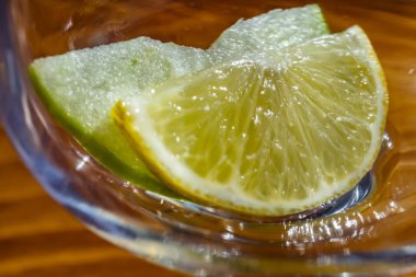 Cam kadeh içinde elma ve limon dilim kadar kapatın