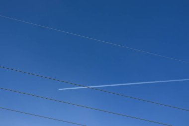 enerji iletim hattı kabloları ile