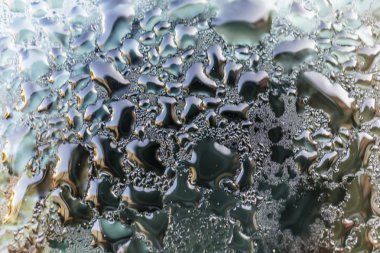 metal yüzey üzerinde su damlacıkları kadar kapatın