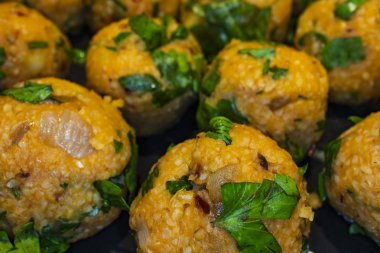  maydanoz ve limon plaka içinde patates köftesi kadar kapatın