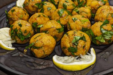  maydanoz ve limon plaka içinde patates köftesi kadar kapatın