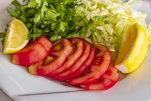 Rodajas Tomate Limón Perejil Lechuga Dentro Del Plato Para Tradicional —  Fotos de Stock