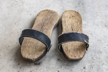 kalın bir ahşap taban ile Türk bath.shoes için takunya çifti.
