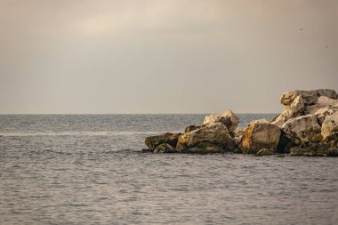 uçurum ve deniz manzarası ile bulutlu havalarda