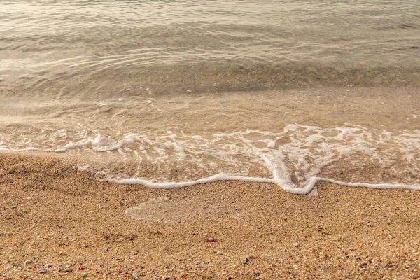 海辺や海岸の波と砂 — ストック写真