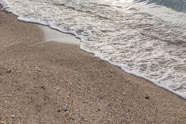 海边和沙滩与沿海波浪 — 图库照片