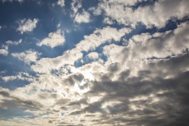 gökyüzü bulutlu havalarda, Hava hareketleri