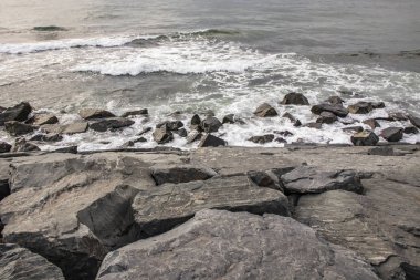 deniz ve plaj dalgalar yakınındaki kayalıklarla