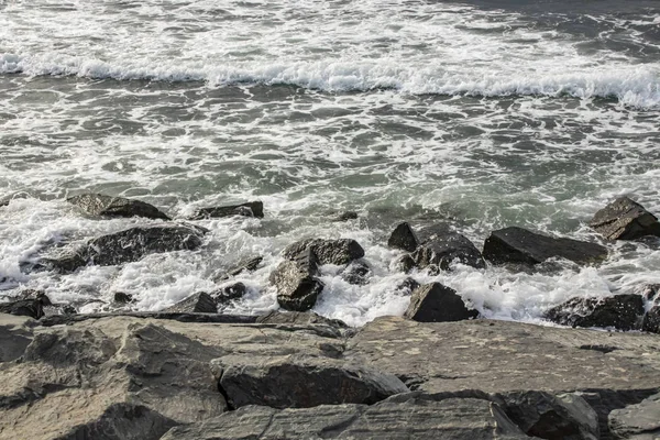 Скалы Возле Моря Пляжных Волн — стоковое фото