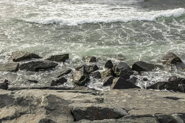 海和海滩波浪附近的悬崖 — 图库照片