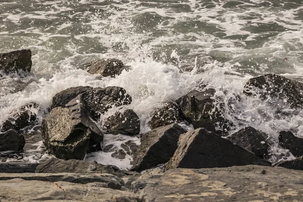 Sziklák Közelében Tenger Strand Hullámok — Stock Fotó