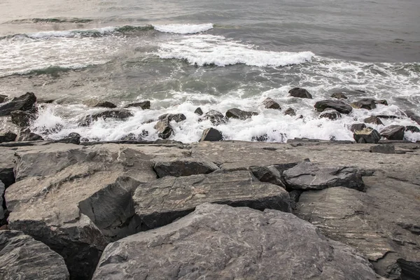 Deniz Plaj Dalgalar Yakınındaki Kayalıklarla — Stok fotoğraf