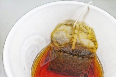 çay poşeti kağıt bardak ve sıcak su kapatın