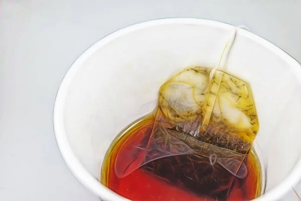 Közelről Teafiltert Papír Poharat Forró Víz — Stock Fotó