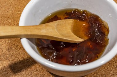 reçel ve tahta kaşık ile küçük tabak