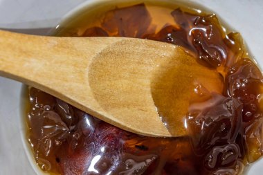 reçel ve tahta kaşık ile küçük tabak