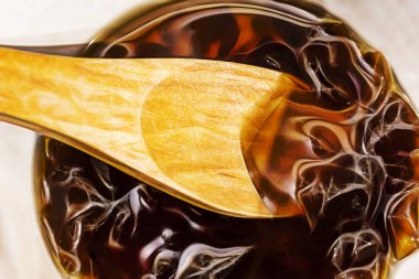 reçel ve tahta kaşık ile küçük tabak