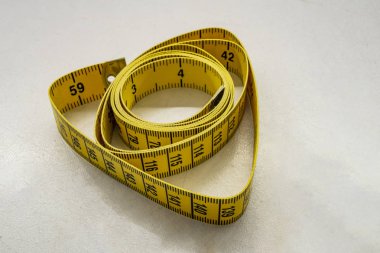 Çift taraflı sarı şerit metre kadar kapatın