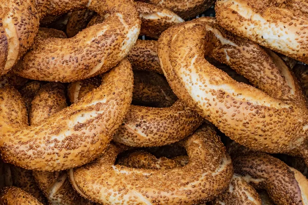 Gros Plan Prêt Manger Bagel Turc Nommé Simit Sésame — Photo