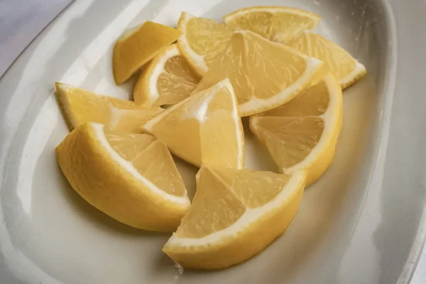 Close Sliced Lemons Plate — Stock Photo, Image