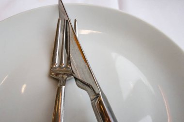  çatal ve bıçak plaka üzerinde tablo