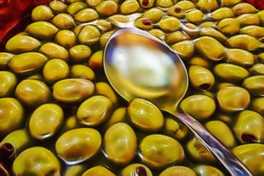 suda yeşil zeytin kadar kaşıkla kapatın