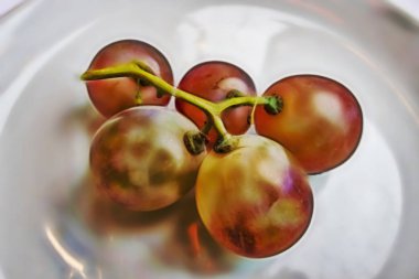 küçük tabak içinde üzüm demet kapatın